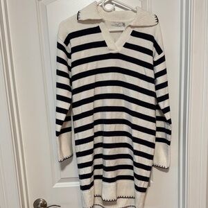 🆕Navy and White V-Neck Sweater